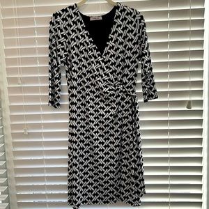 G.I.L.I. Bland and White Pattern Faux Wrap Dress sz. Small